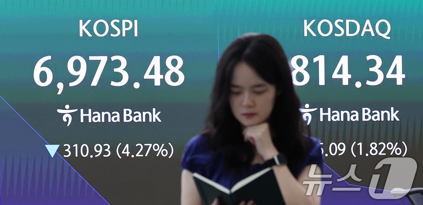16일 서울 중구 하나은행 딜링룸 전광판에 코스피 등 시황이 표시되고 있다. 이날 코스피 지수는 전 거래일 대비 323.91포인트(4.45%) 내린 6960.50에 개장했다. 2026.7.16 ⓒ 뉴스1 박지혜 기자