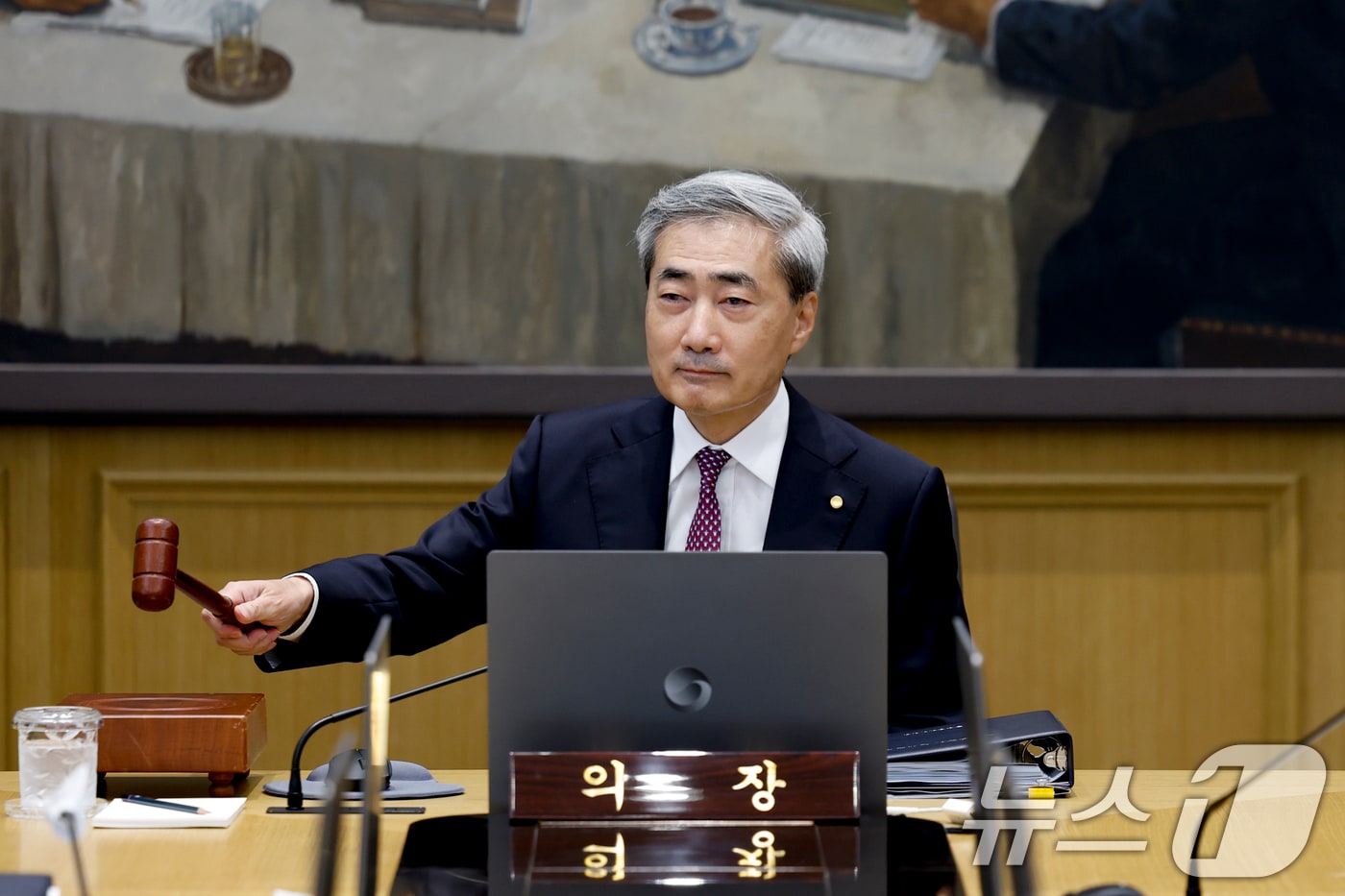 신현송 한국은행 총재가 16일 오전 서울 중구 한국은행에서 열린 금융통화위원회 본회의에 참석해 의사봉을 두드리고 있다. 2026.7.16 ⓒ 뉴스1 사진공동취재단