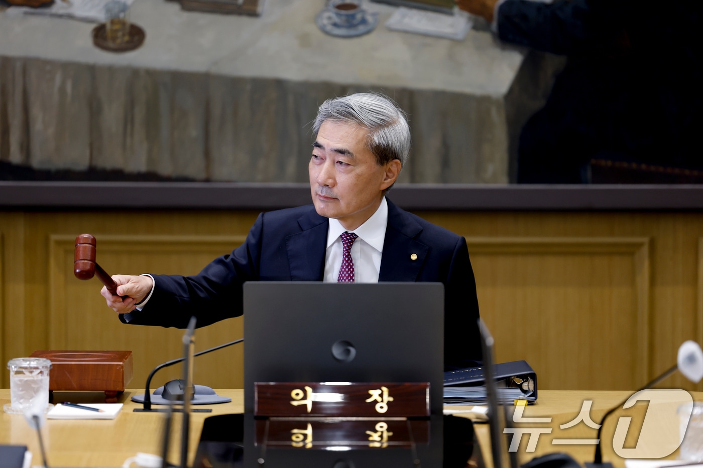 신현송 한국은행 총재가 16일 오전 서울 중구 한국은행에서 열린 금융통화위원회 본회의에 참석해 의사봉을 두드리고 있다. 이날 금통위는 기준금리를 2.50에서 2.75%로 0.25% 인상했다. ⓒ 뉴스1 사진공동취재단