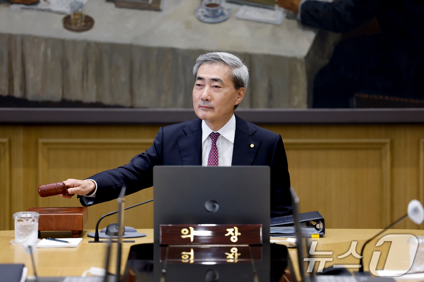 신현송 한국은행 총재가 16일 오전 서울 중구 한국은행에서 열린 금융통화위원회 본회의에서 의사봉을 두드리고 있다. 이날 금통위는 기준금리를 연 2.50%에서 2.75%로 0.25%포인트(p) 인상했다. 이는 3년 6개월(42개월) 만에 이뤄진 기준금리 인상으로, 통화정책은 완화 기조를 마무리하고 새로운 긴축 국면에 들어서게 됐다. 2026.7.16 ⓒ 뉴스1 사진공동취재단