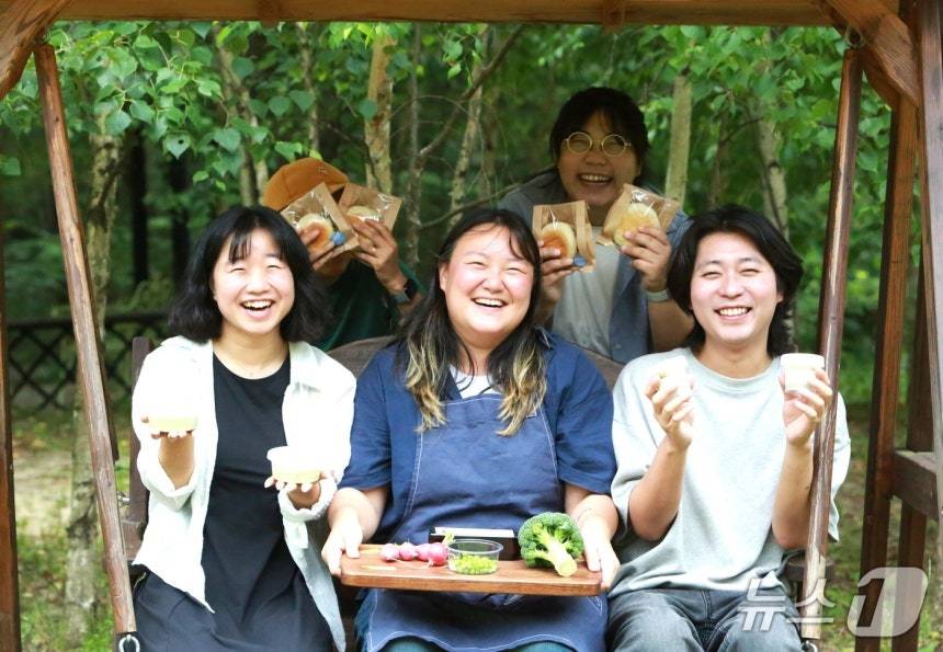 충북 제천시 덕산면 월악산 자락 아래에서 농산물을 직접 키우고 있는 20~30대 MZ세대들.(자료사진)