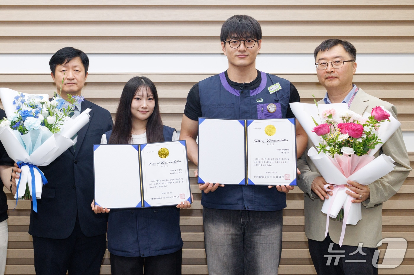 지난 15일 인천공항 제1여객터미널 내 회의실에서 진행된 ‘인천공항 상주직원 미담사례 특별유공포상 수여식’에서 인천국제공항공사 노경래 상업처장(사진 맨 왼쪽), 미담사례의 주인공인 한정호 씨(사진 왼쪽에서 세 번째), 타케우치 키라 씨(사진 왼쪽에서 두 번째), 인천국제공항공사 김민수 식음사업팀장(사진 맨 오른쪽)이 기념촬영을 하고 있다.(인천공항공사 제공. 재배포 및 DB금지)2026.7.16/뉴스1