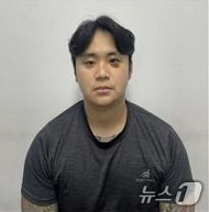 경북경찰청은 16일 살인 등 혐의로 구속 수사 중인 정재환(24)의 이름과 나이, 머그샷 등 신상정보를 공개했다. 정재환은 지난 4일 오전 4시쯤 경산시 하양읍 본인 아파트에서 함께 술을 마시던 친구 A 씨를 흉기로 수십 차례 찔러 숨지게 한 혐의(살인 등)로 15일 구속 송치됐다. (경북경찰청 제공. 재판매 및 DB금지)