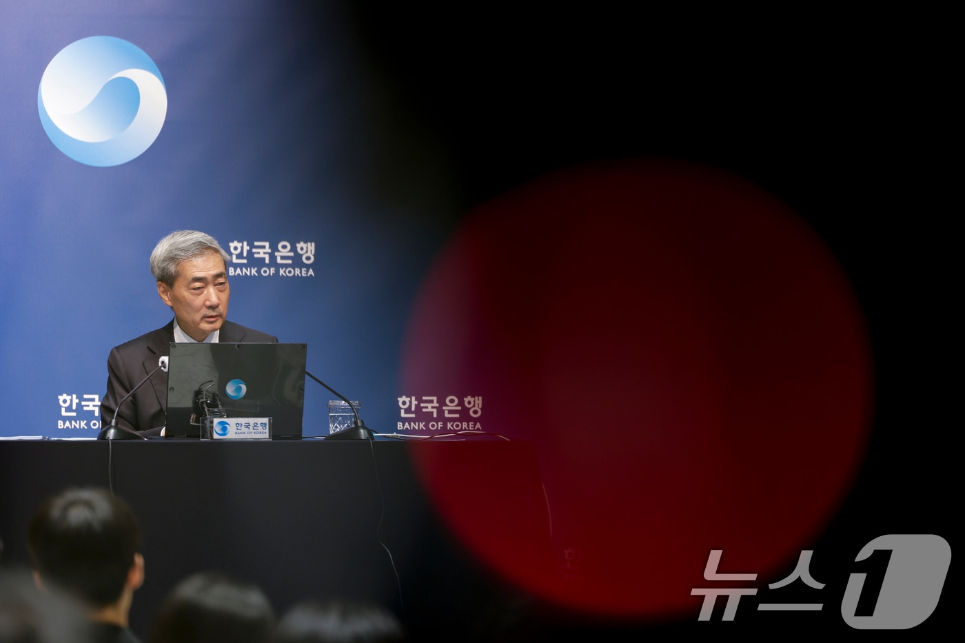 한은 금통위, 기준금리 동결 전망 속 11월 인상 가능성은 열려