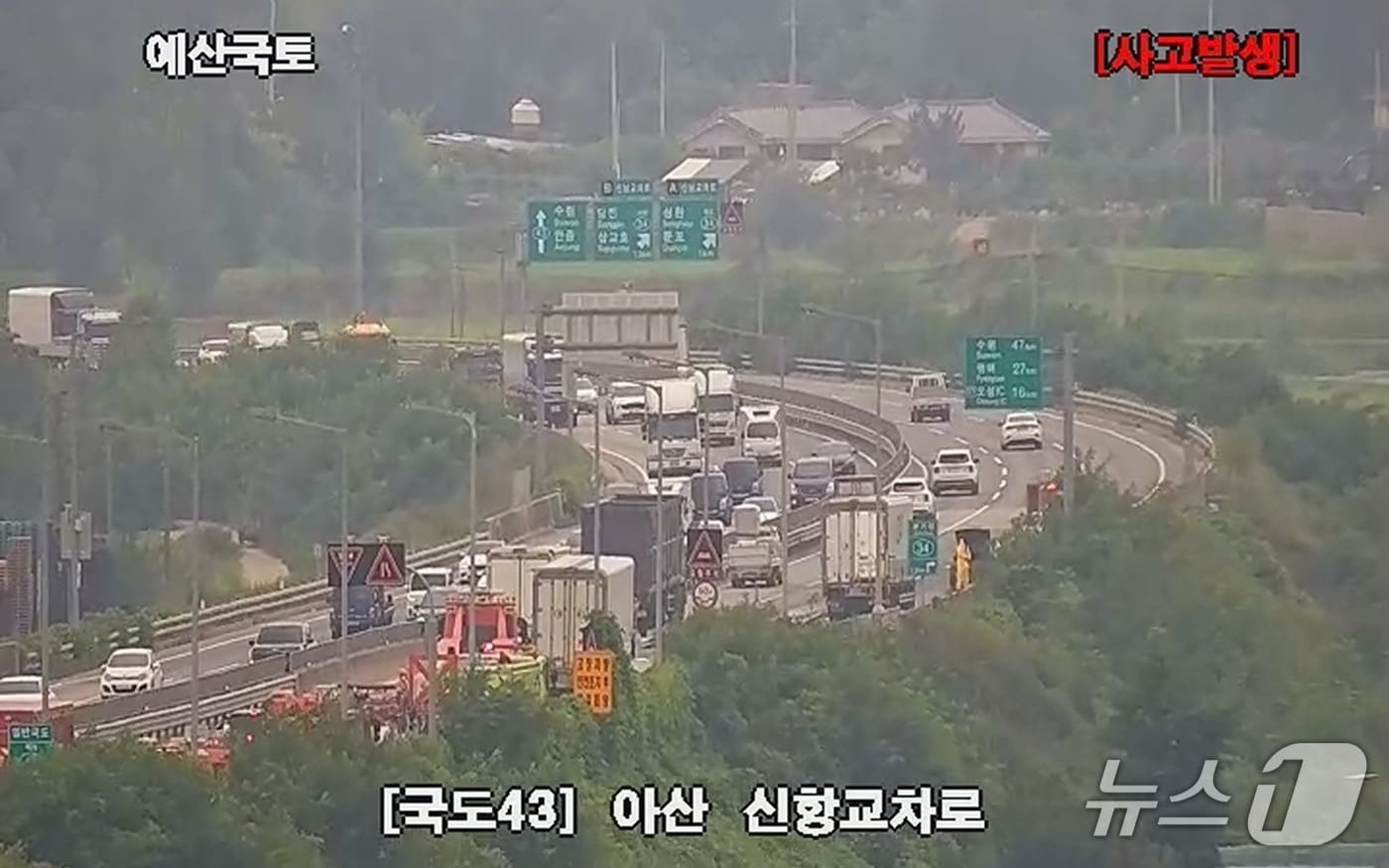 아산 둔포면 교통사고 현장.(도로공사 CCTV 갈무리, 재판매 및 DB금지) / 뉴스1
