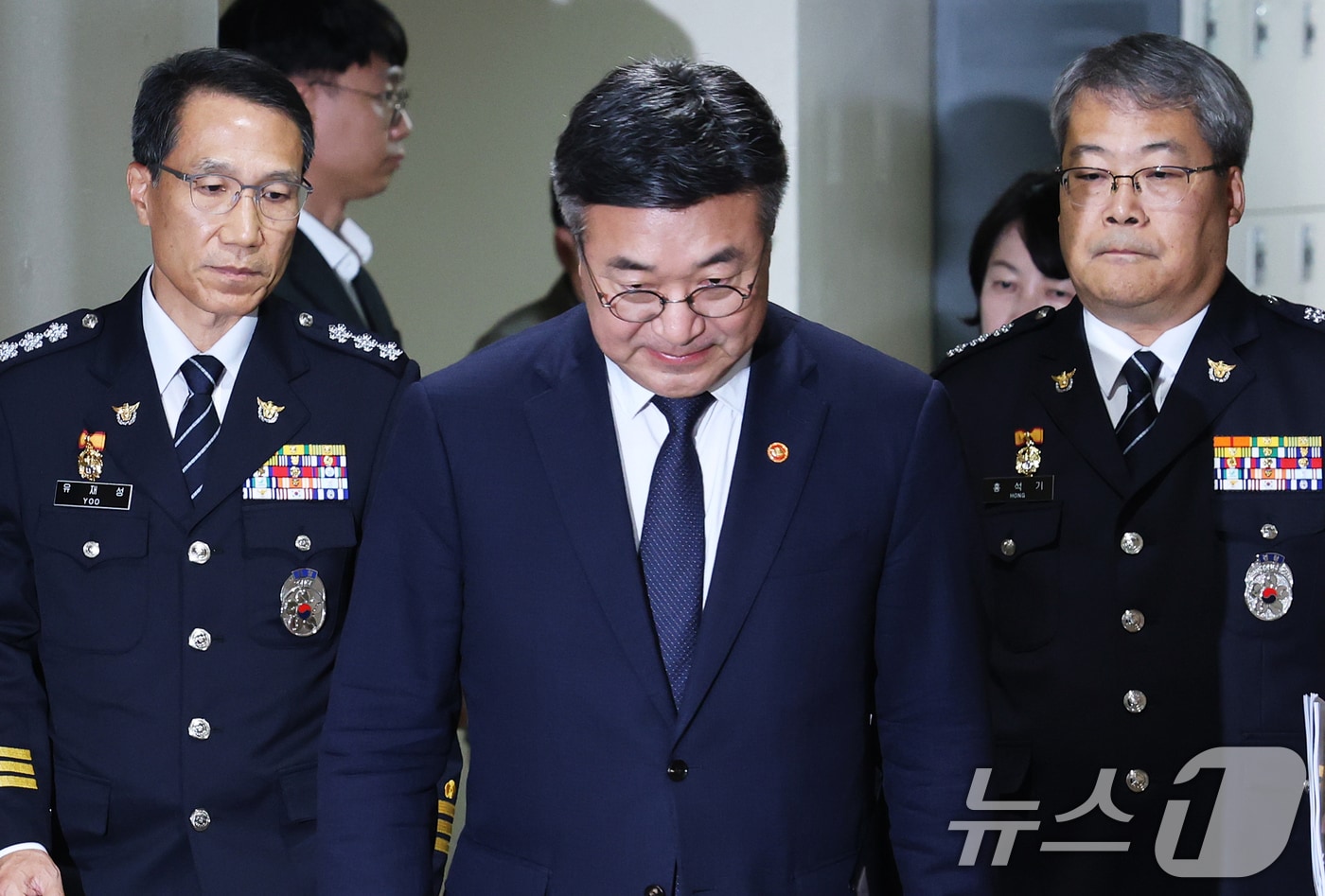 윤호중 행정안전부 장관(가운데)과 유재성 경찰청장 직무대행(왼쪽), 홍석기 국가수사본부장이 16일 오후 서울 종로구 정부서울청사 브리핑실에서 경찰 수사 내부비리 근절 및 민주적 통제 강화 방안을 발표하기 위해 입장하고 있다. 2026.7.16 ⓒ 뉴스1 오대일 기자