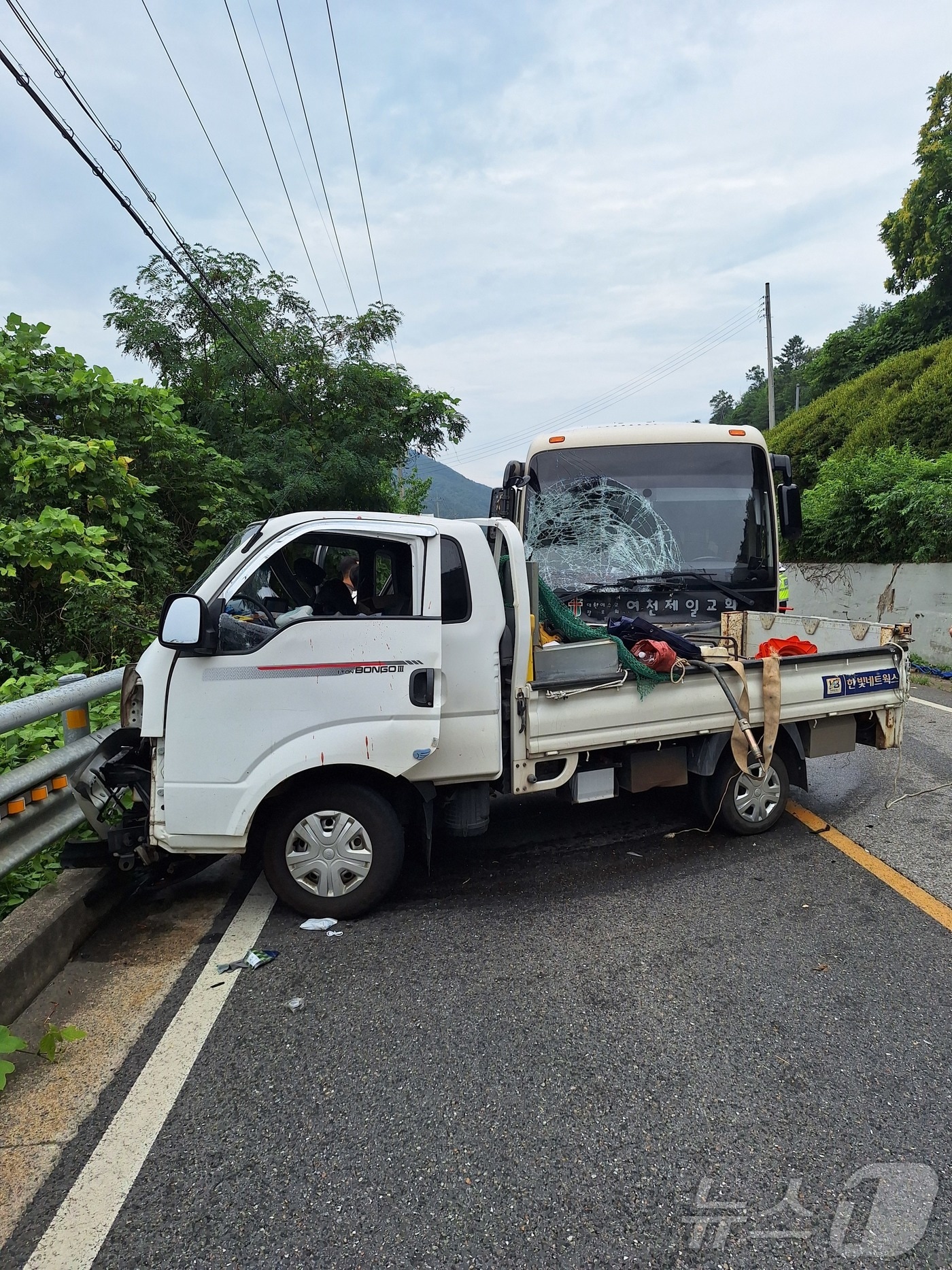 16일 오후 2시 36분쯤 전남광주 곡성군 오곡면 압록리 한 도로상에서 교회 셔틀버스와 1톤 화물차량이 출동했다. (전남소방본부 제공, 재판매 및 DB금지) ⓒ 뉴스1