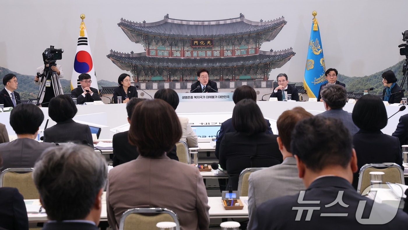 이재명 대통령이 지난 16일 청와대 영빈관에서 열린 보건복지부, 식품의약품안전처, 성평등가족부, 국민권익위원회 2차 업무보고에서 발언을 하고 있다. (청와대통신사진기자단) 2026.7.16 ⓒ 뉴스1 이재명 기자