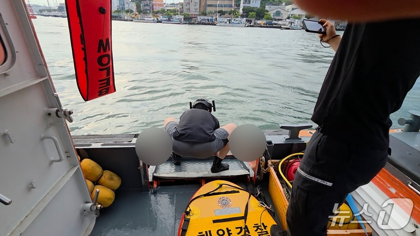 16일 오후 4시 36분께 남구 장생포 고래바다여행선 앞 해상에 남성 2명이 물에 빠져 나오지 못하고 있다는 신고가 접수돼 해경이 구조했다.(울산해경 제공. 재판매 및 DB금지)/뉴스1