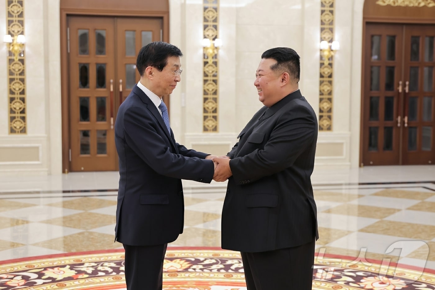 김정은, 중국 방문…북중 친선 강조, 왕후닝 주석과 회담