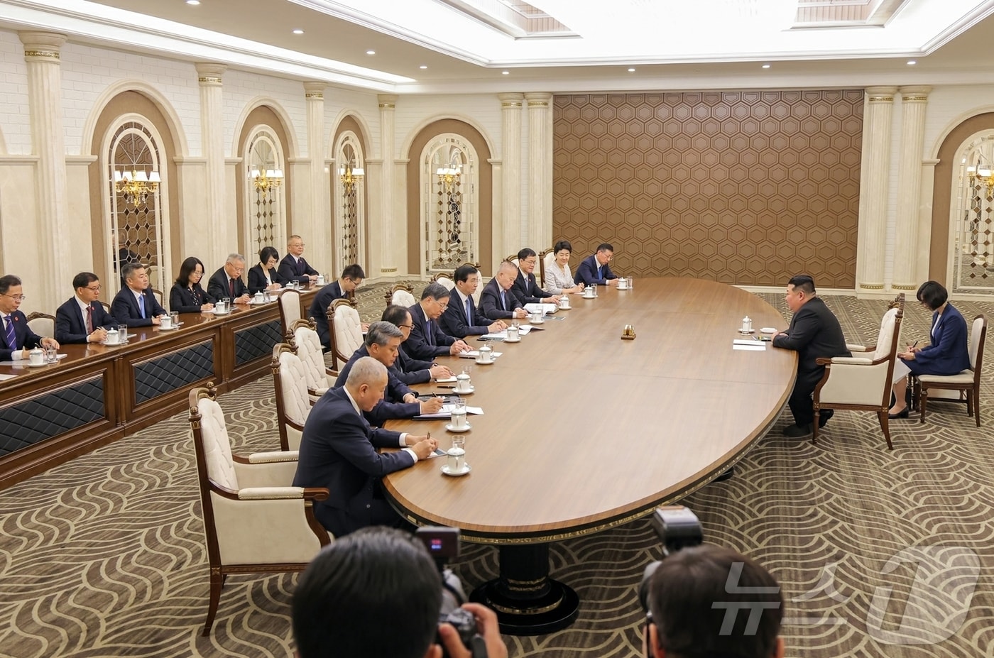 (평양 노동신문=뉴스1) = 북한 노동당 기관지 노동신문은 17일 "조선노동당 총비서이시며 조선민주주의인민공화국 국무위원장이신 경애하는 김정은동지께서 7월 16일 조중(북중) 우호, 협조 및 호상원조에 관한 조약체결 65돐(주년)에 즈음하여 우리 나라를 공식친선방문하고있는 중국공산당 중앙위원회 정치국 상무위원회 위원이며 중국인민정치협상회의 전국위원회 주석인 왕호녕(왕후닝)동지를 단장으로 하는 중화인민공화국 당 및 정부대표단을 접견하시였다＂고 보도했다. [국내에서만 사용가능. 재배포 금지. DB 금지. For Use Only in the Republic of Korea. Redistribution Prohibited] rodongphoto@news1.kr