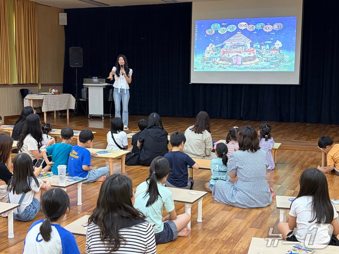 지난 11일 화천읍 화천 어린이 도서관에서 열린 김지훤 작가와의 북토크.(화천군 제공, 재판매 및 DB금지)