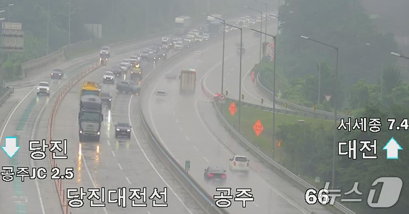 서산영덕고속도로 공주IC 인근 당진 방향에서 SUV(스포츠유틸리티차)가 중앙분리대를 들이받는 사고가 발생했다.(고속도로 CCTV 캡처 제공. 재판매 및 DB금지)/뉴스1