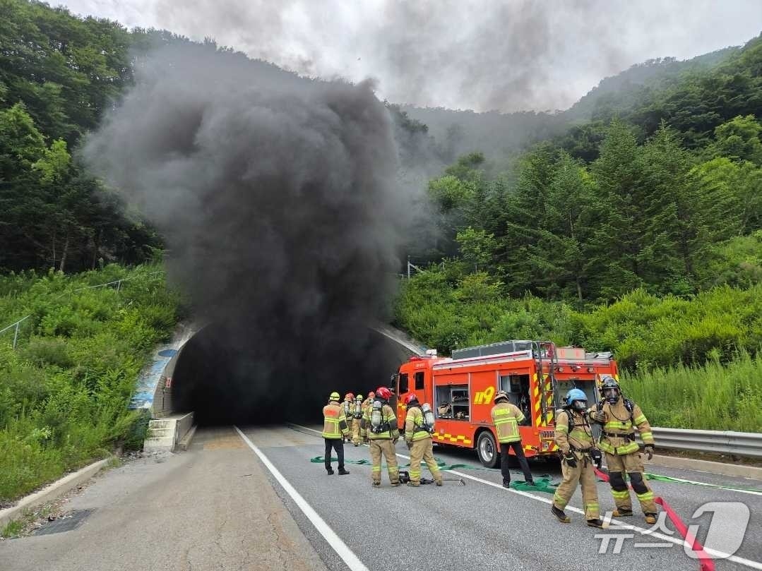 강원 강릉 왕산면 영동고속도로 강릉 방향 대관령 4터널 사고 현장.(강원도소방본부 제공, 재판매 및 DB금지)