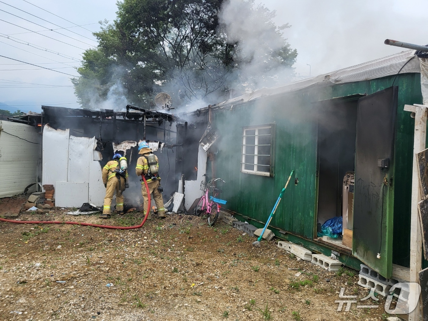 17일 오후 전남광주 담양군 한 컨테이너에서 불이 나 소방당국이 불을 끄고 있다.(사진=전넘광주통합소방본부 제공. 재판매 밒 DB 금지)