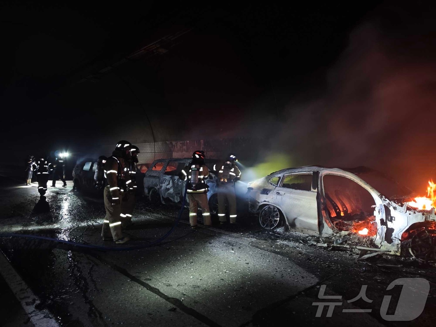 경부고속도로 옥천 쉼터서 화물차 화재, 인명피해는 없어