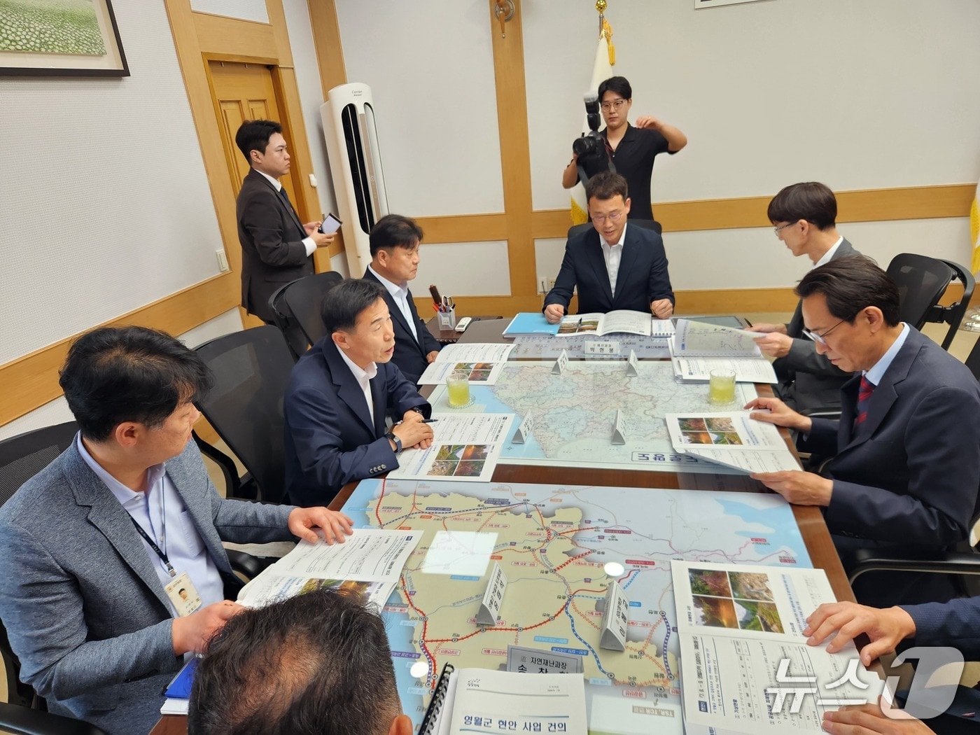 김길수 강원 영월군수가 최근 강원도청을 찾아 우상호 강원도지사와 면담을 갖고 지역 핵심 현안 해결을 위한 협력 방안을 논의했다. (영월군 제공. 재판매 및 DB금지) 2026.7.17/뉴스1