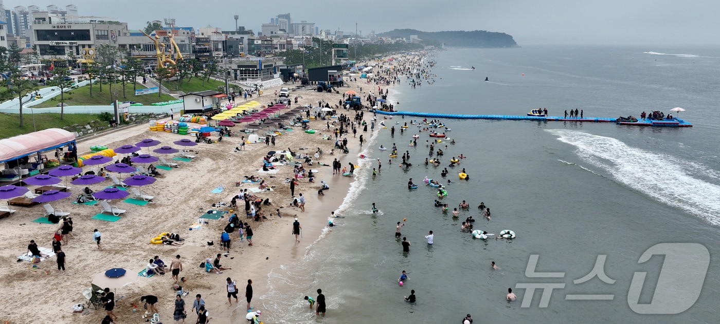 제헌절 연휴 첫날인 17일 충남 보령 대천해수욕장에 많은 인파가 몰려 연휴를 즐기고 있다.(보령시 제공. 재판매 및 DB금지) 2026.7.17 ⓒ 뉴스1 김기태 기자