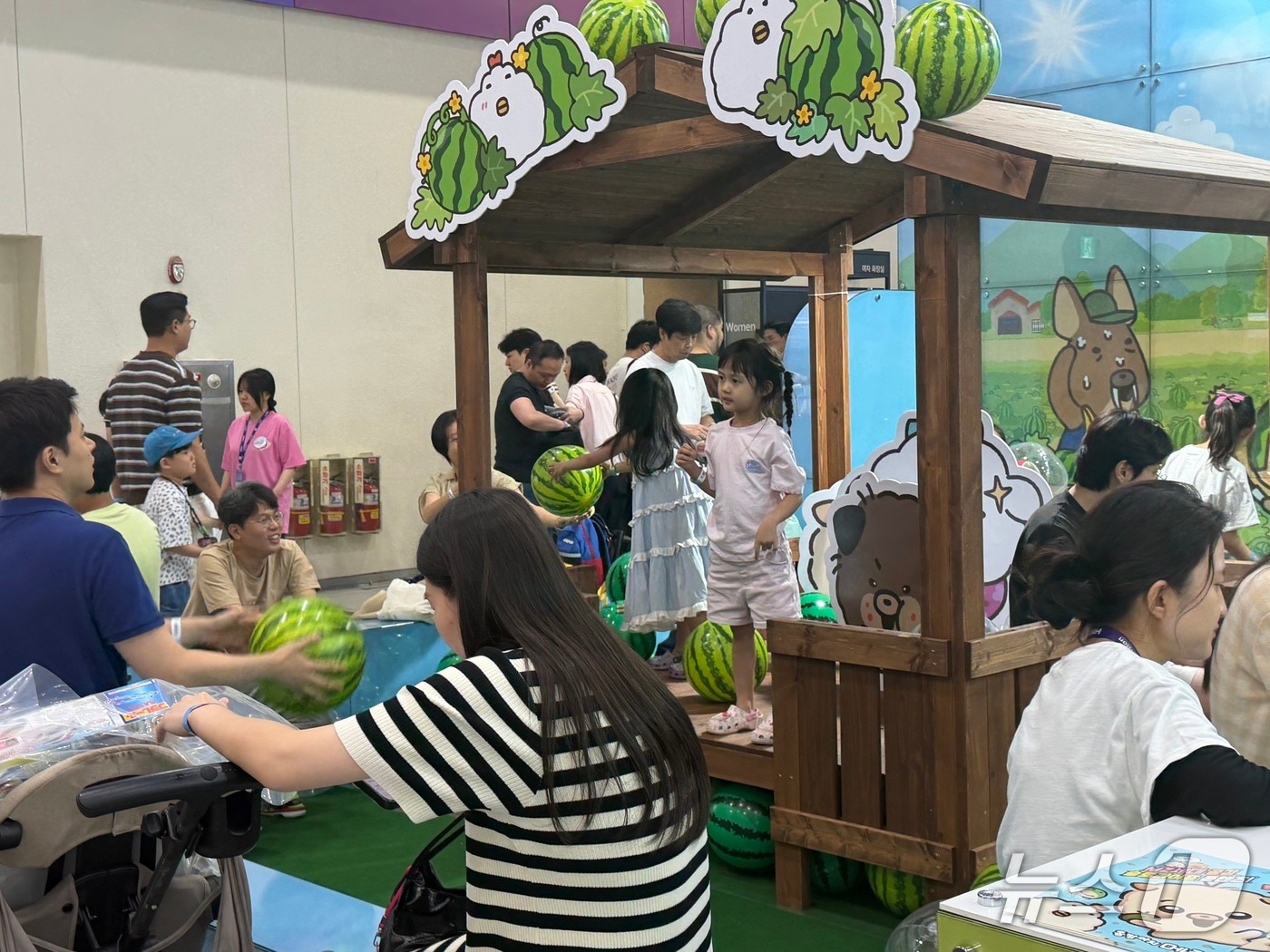 티니핑·헬로카봇 찾던 아이들, 새로운 캐릭터에 빠져들다...캐릭터라이... - 뉴스 썸네일 이미지