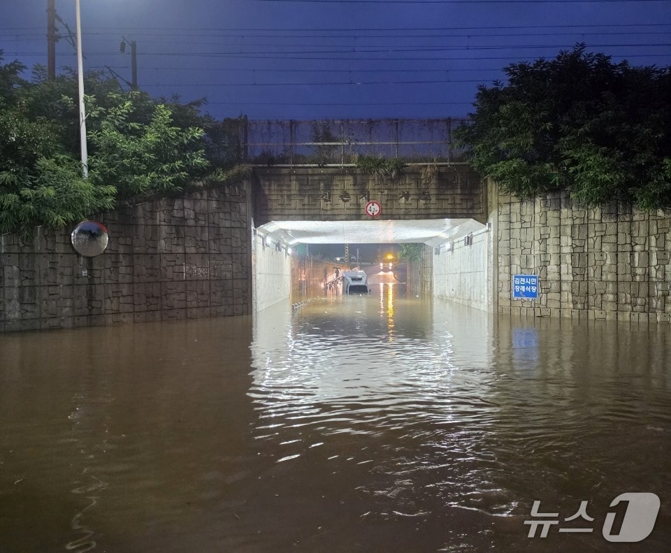 17일 오후 8시 23분께 경북 구미시 원평지하차도에서 침수가 발생해 차량 운전자가 고립됐으나 자력으로 탈출했다. (경북소방본부 제공. 재판매 및 DB 금지)