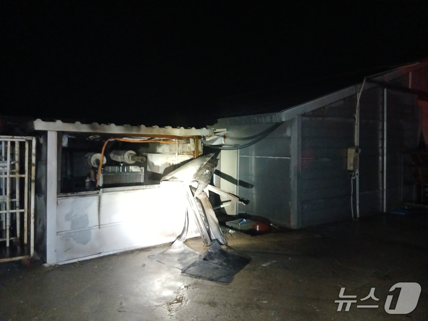 18일 오전 1시 5분께 전북 익산시 성당면 한 양계장 내 비상용 발전실에서 불이 났다.(전북소방본부 제공. 재판매 및 DB금지)