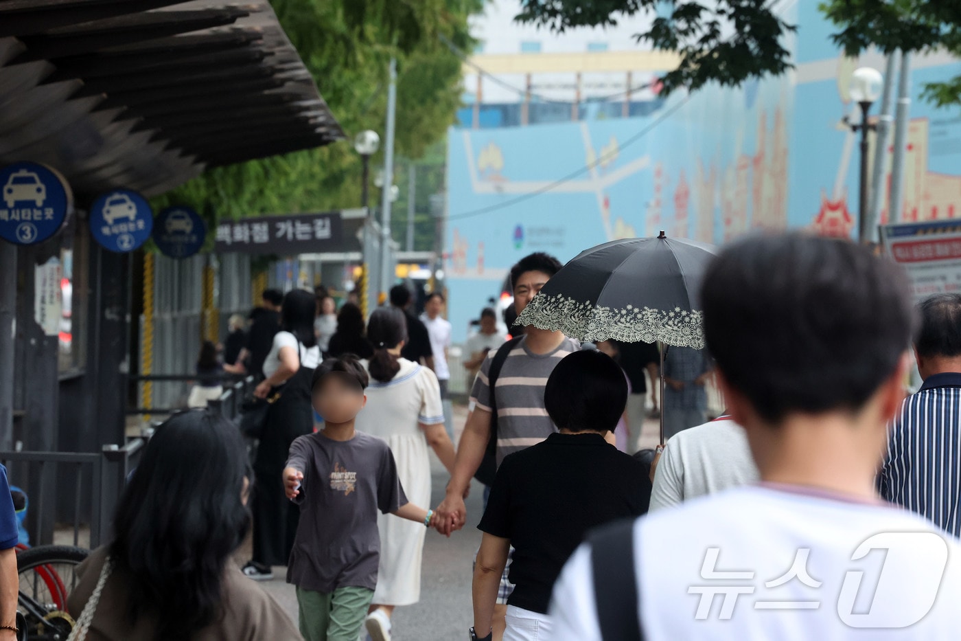 18일 오후 전남광주통합특별시 서구 광천동에서 시민들이 그늘로 이동하고 있다. 2026.7.18 ⓒ 뉴스1 조수민 기자