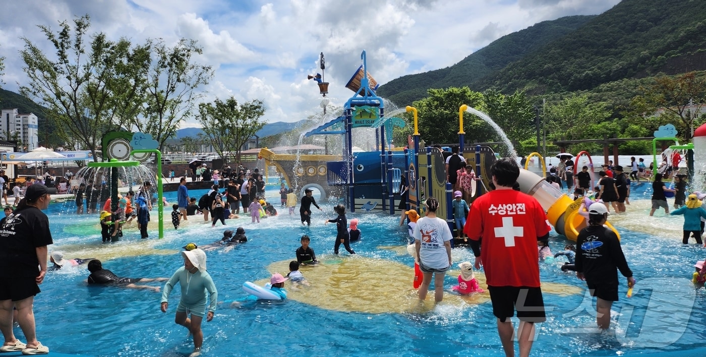 경북 경산시는 다음달 17일까지 남매 근린공원, 진량 근린공원, 에코토피아 근린공원, 남천(백옥교 좌안) 등 4곳의 도심속 물놀이장을 개장한다고 19일 밝혔다.(경산시 제공. 재판매 및 DB금지) ⓒ 뉴스1 정우용 기자