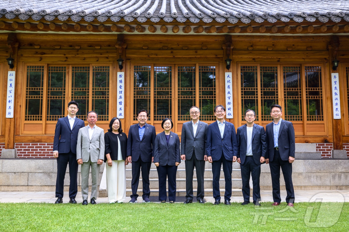 韓총리, 중소기업계와 오찬 간담회..."AI 대전환 체감 지원 마련" - 뉴스 썸네일 이미지