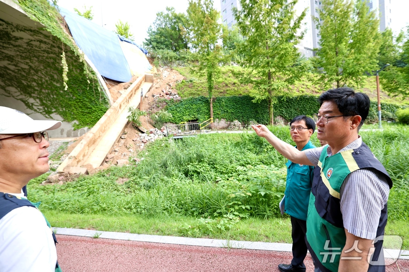집중호우로 유실된 곳 점검하는 구자열 원주시장.(원주시 제공, 재판매 및 DB금지)