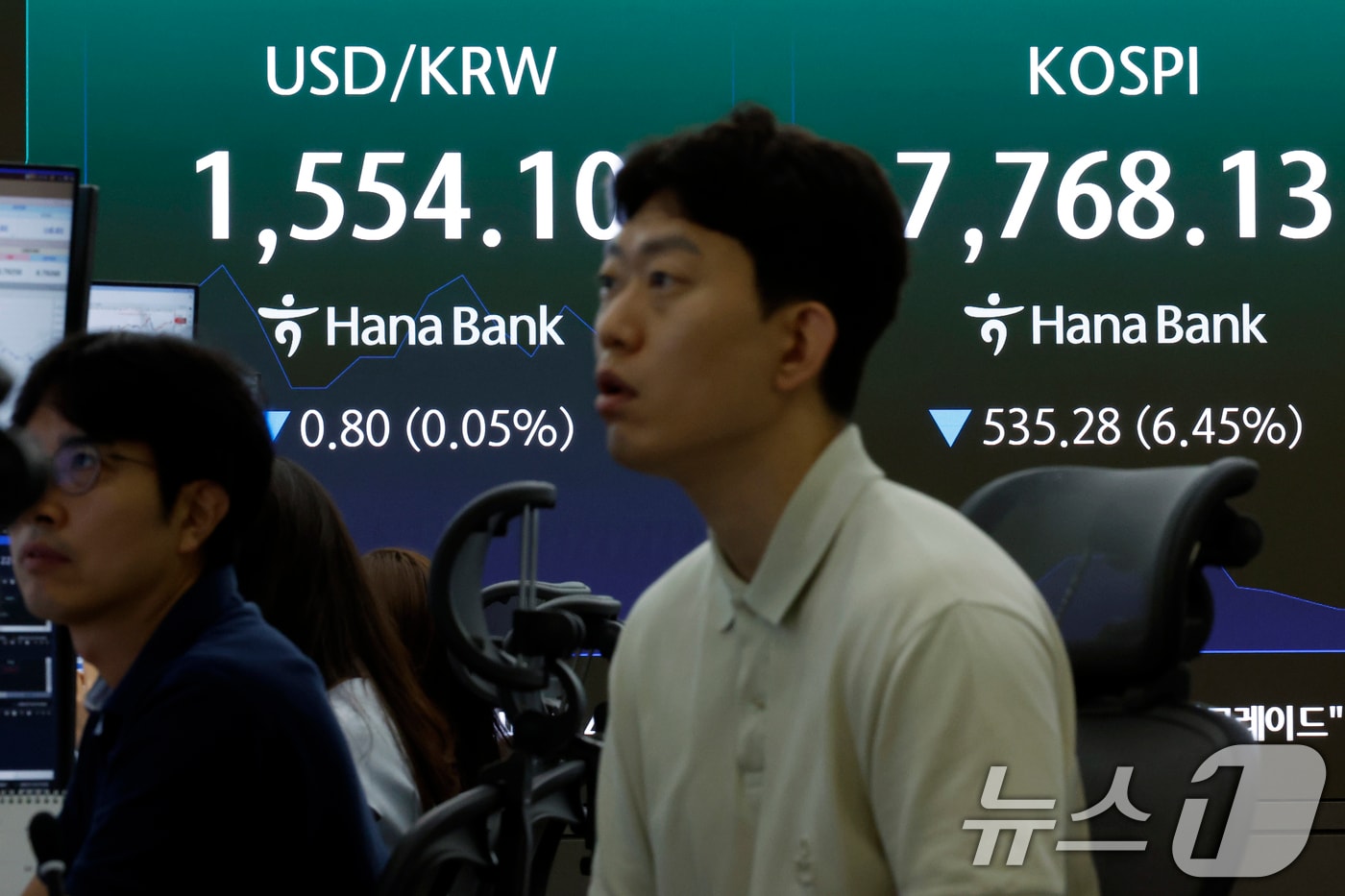 2일 오전 서울 중구 하나은행 본점 딜링룸 전광판에 코스피 등 시황이 표시되고 있다. 2026.7.2 ⓒ 뉴스1 박정호 기자