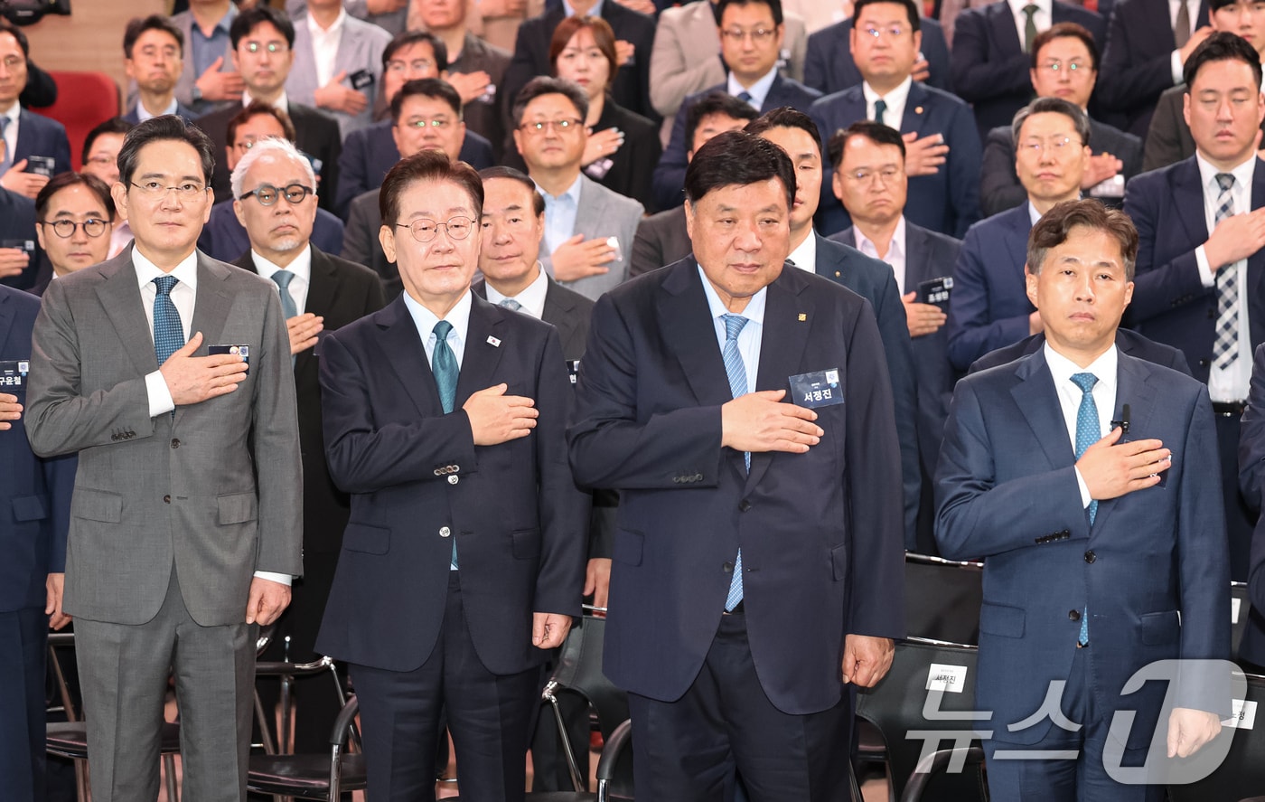 이재명 대통령과 이재용 삼성전자 회장, 곽노정 SK하이닉스 대표이사, 서정진 셀트리온 회장이 2일 충남 아산에서 열린 충청권 첨단산업 발전비전 국민보고회에서 국민의례를 하고 있다. 2026.7.2 ⓒ 뉴스1 허경 기자