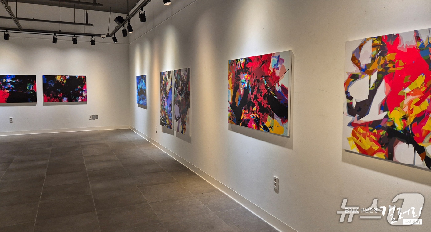 오는 10일까지 열리는 이홍선 개인전 '유니버스' 모습 (부산은행 제공. 재판매 및 DB금지)