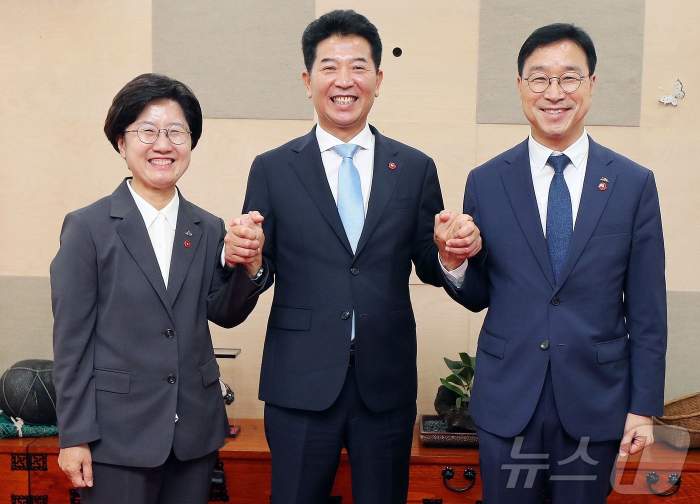 (왼쪽부터) 고의숙 제주도교육감과 송영훈 제주도의회 의장, 위성곤 제주도지사가 2일 제주도의회 의장실에서 제13대 제주도의회 개원에 따른 기념촬영을 하고 있다.(제주도의회 제공, 재판매 및 DB 금지) 2026.7.2 ⓒ 뉴스1