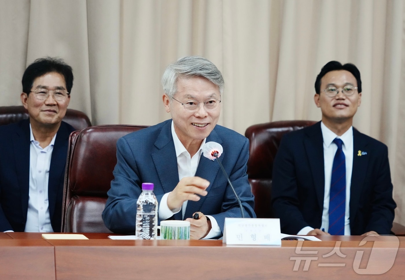 민형배 전남광주통합특별시장이 2일 나주 한국전력공사를 방문해 여름철 전력수급 대응체계 및 반도체 전력공급방안 등을 논의하고 있다. (젼남광주통합특별시 제공. 재판매 및 DB금지)2026.7.2 ⓒ 뉴스1 전원 기자