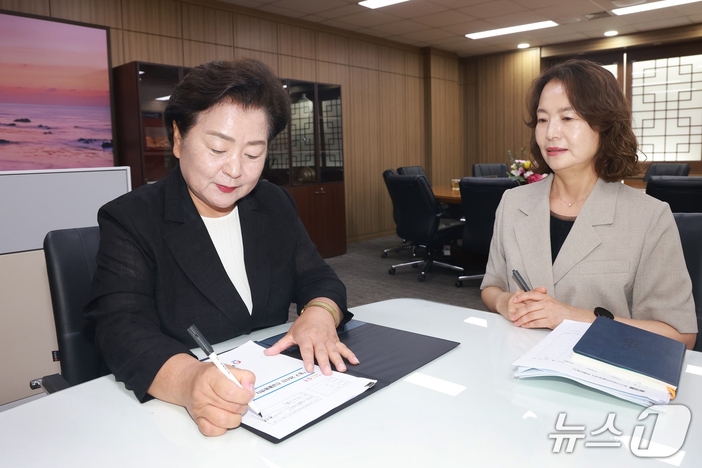 천기옥 울산 동구청장은 2일 구청장실에서 민선 9기 1호 결재로 '24시간 긴급돌봄센터 운영' 사업에 서명했다.(울산 동구 제공. 재판매 및 DB금지)/뉴스1