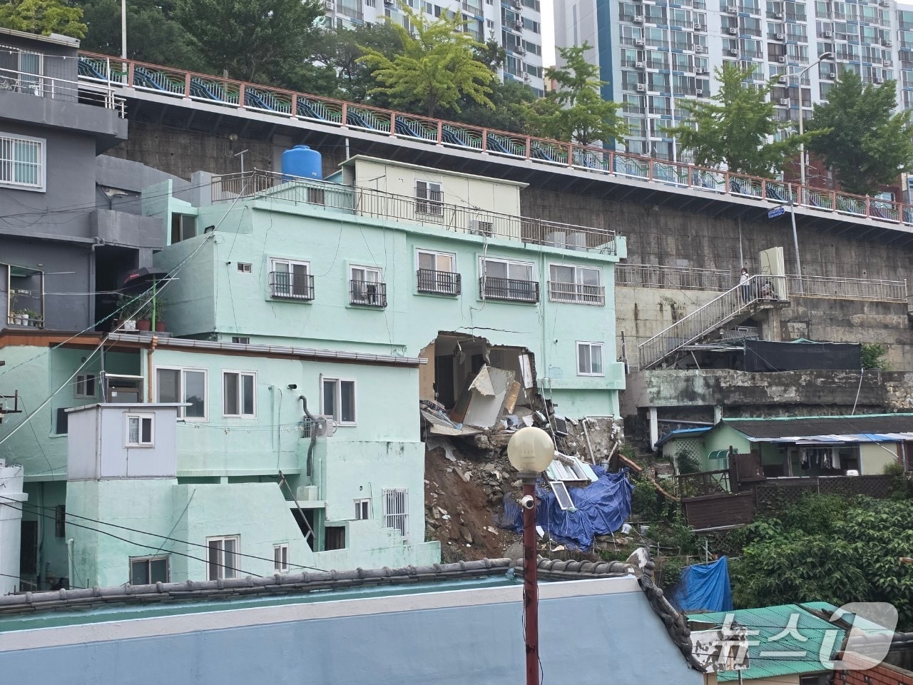 2일 부산 서구 암남동의 재개발구역에서 철거 예정인 2층짜리 주택이 무너져 내린 현장 모습. (부산소방재난본부 제공. 재판매 및 DB금지)