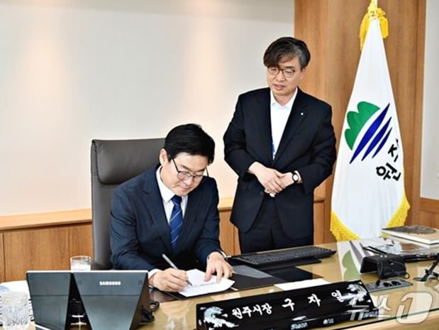 구자열 강원 원주시장이 1일 시청 집무실에서 '시민주권위원회 구성 및 운영계획'을 1호 결재로 서명했다. (원주시 제공. 재판매 및 DB금지) 2026.7.1/뉴스1