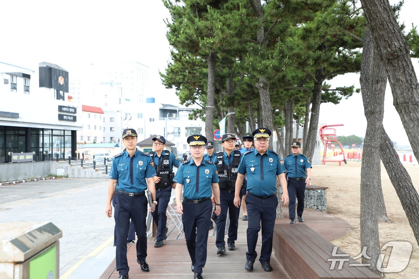 유윤종 울산경찰청장이 2일 울산 울주군 진하해수욕장을 찾아 여름경찰관서 운영 실태를 점검했다.(울산경찰청 제공. 재판매 및 DB금지)/뉴스1