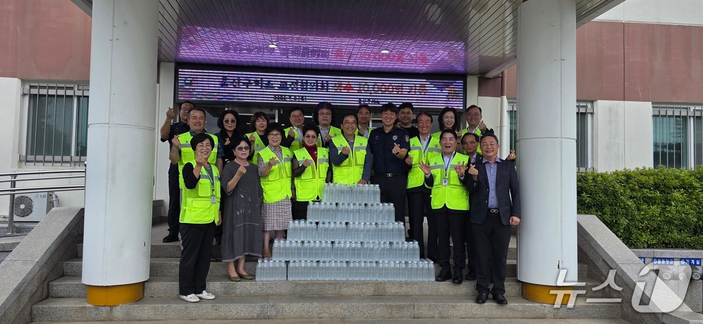 2일 생수 1만 병을 울산구치소에 전달하는 울산구치소 교정협의회 회원들.(울산구치소 교정협의회 제공. 재판매 및 DB금지)/뉴스1
