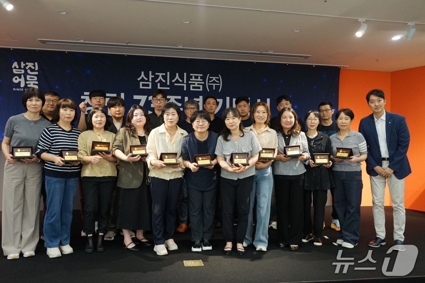 박용준 삼진식품 대표(맨 오른쪽)와 장기근속자들이 기념촬영을 하는 모습 (삼진식품 제공. 재판매 및 DB금지)