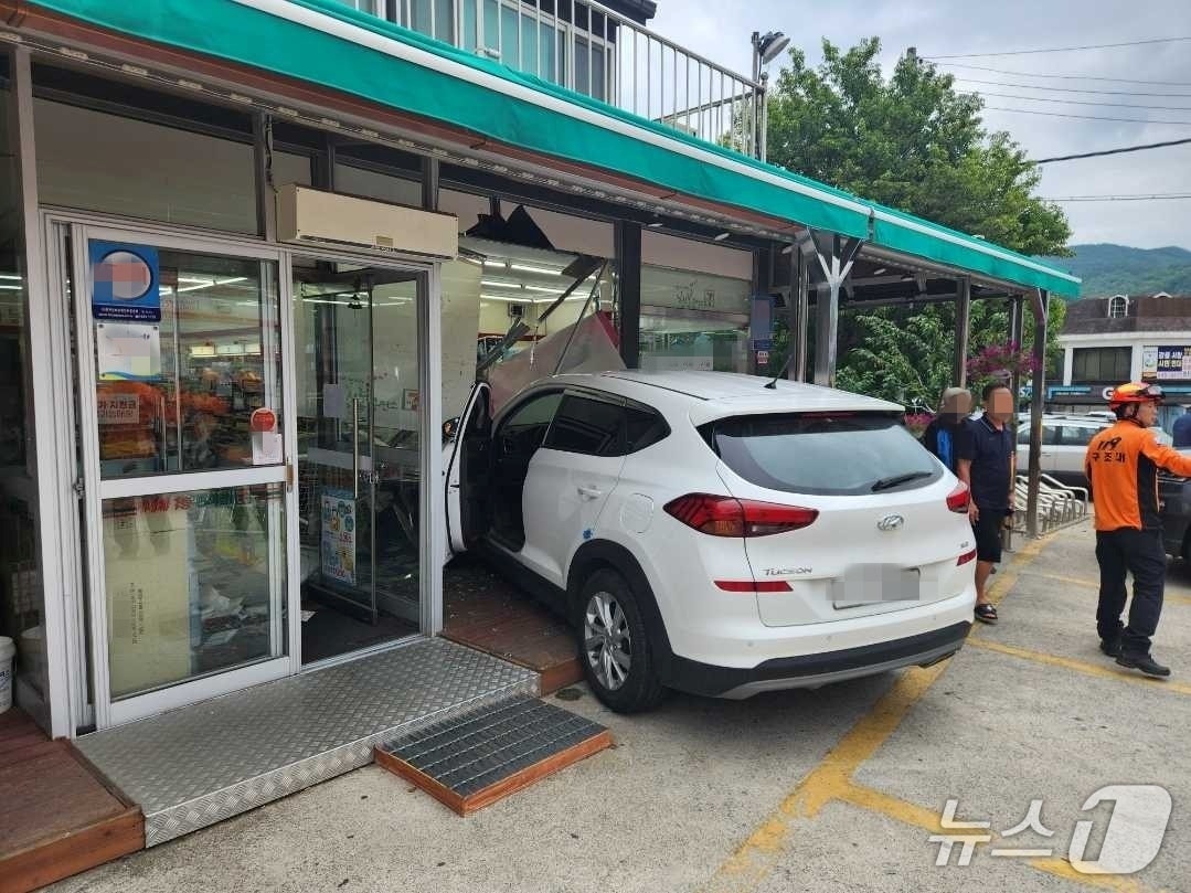 강원 강릉 성산면 편의점에 차량 돌진 사고 현장.(강원도소방본부 제공, 재판매 및 DB금지)