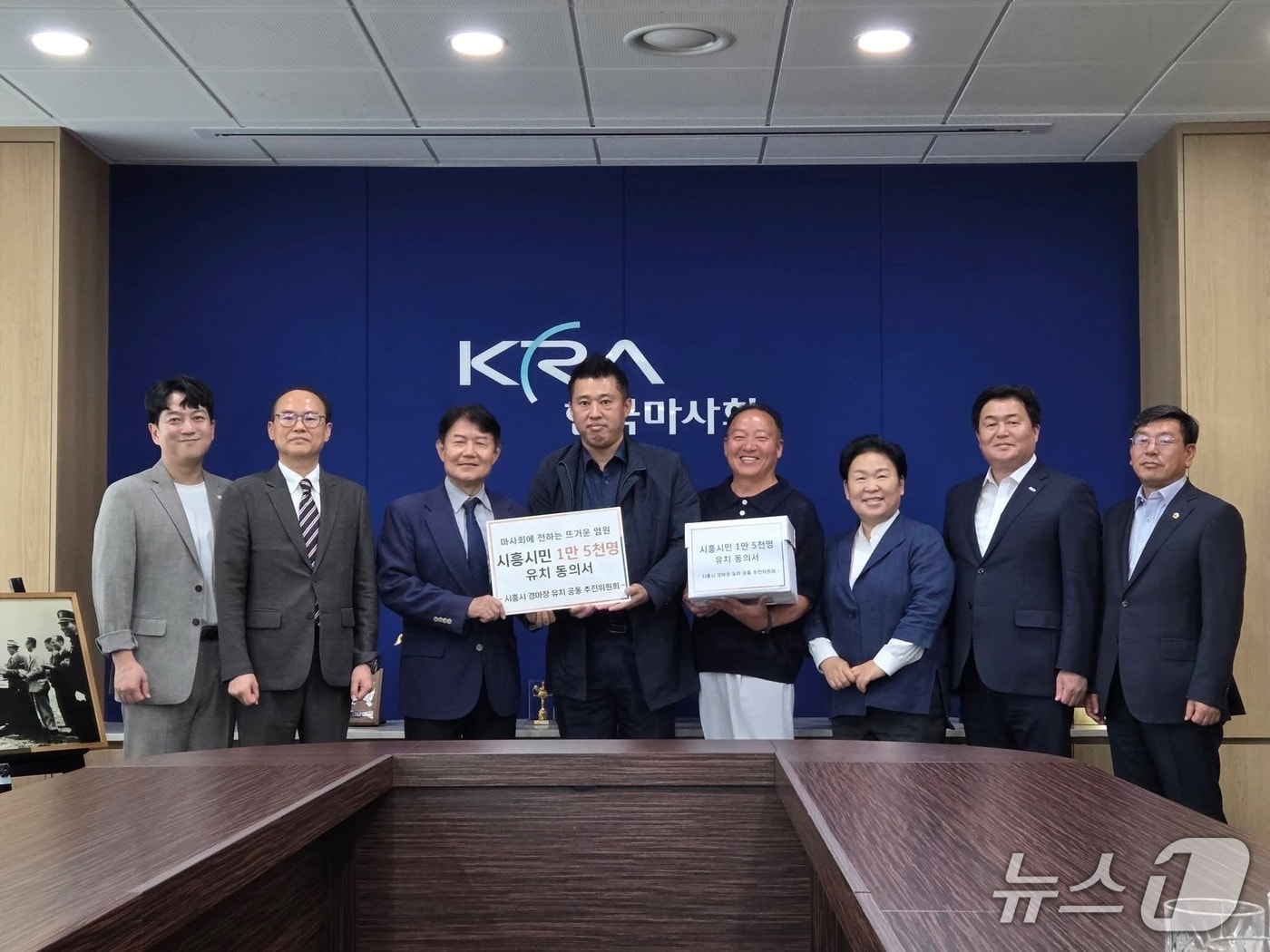 과천 경마장 유치 민·정 공동추진위가 2일 한국마사회 본사를 방문해 시민 1만 5000명의 서명이 담긴 유치동의서를 전달하고있다.(문정복 국회의원 SNS 갈무리)/뉴스1