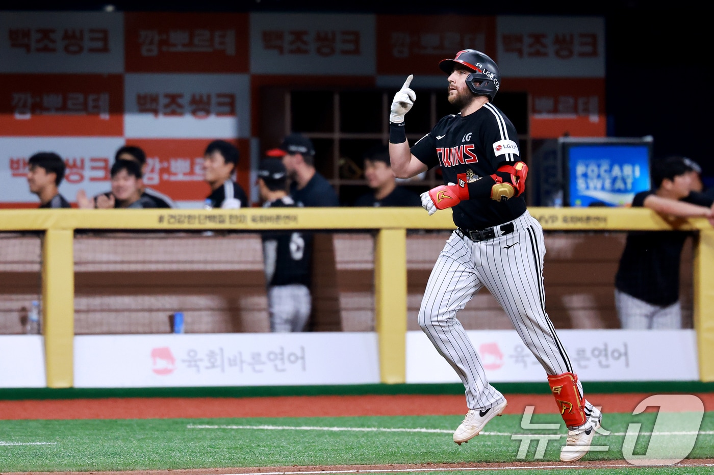 2일 서울 구로구 고척스카이돔에서 열린 '2026 신한은행 SOL KBO리그' LG 트윈스와 키움 히어로즈의 경기, 5회초 1사 상황에서 LG 오스틴이 홈런을 친 뒤 세리머니를 하고 있다. 2026.7.2 ⓒ 뉴스1 이호윤 기자