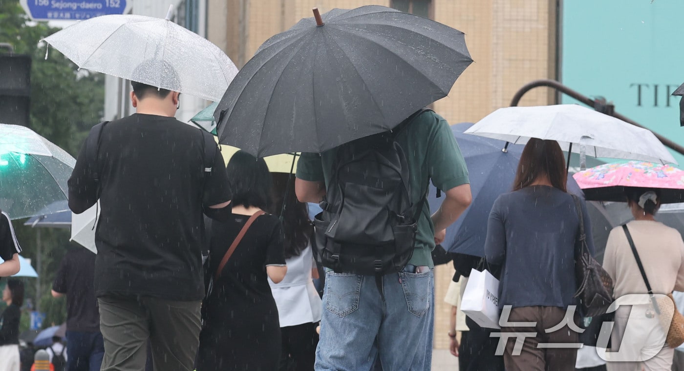 비가 내리는 20일 서울 중구 광화문 광장 인근에서 우산을 쓴 시민이 이동하고 있다. 2026.7.20 ⓒ 뉴스1 이종수 기자