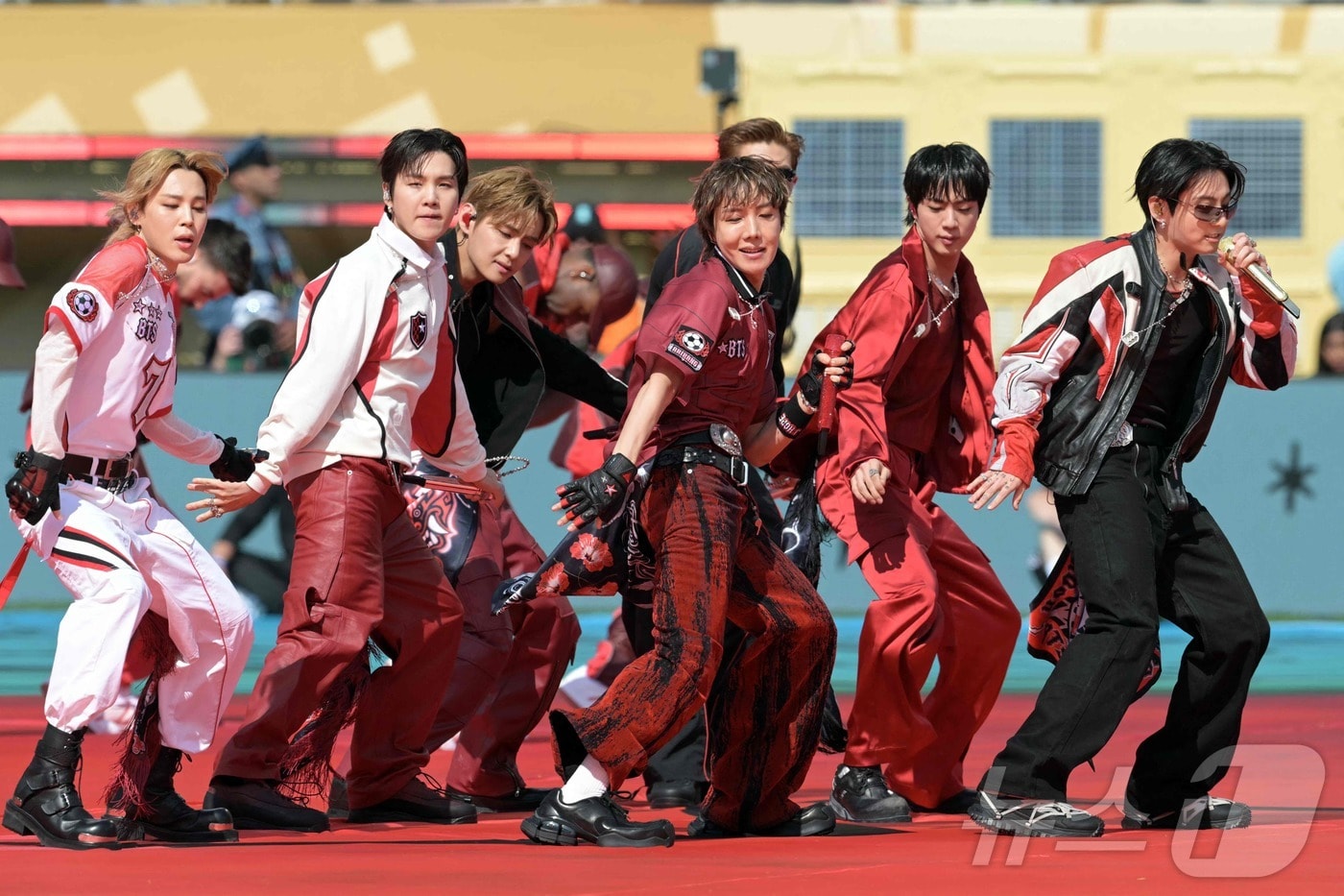 월드컵 결승전 하프타임쇼에 오른 방탄소년단 ⓒ AFP=뉴스1