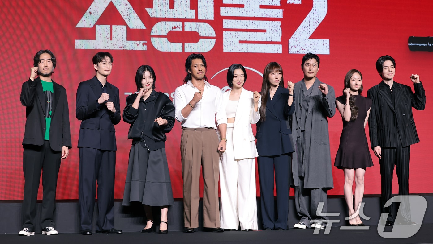 이권 감독(왼쪽부터)과 배우 오카다 마사키, 현리, 김민, 정윤하, 금해나, 조한선, 김혜준, 이동욱이 20일 서울 영등포구 콘래드 서울 호텔에서 열린 디즈니+ 오리지널 시리즈 '킬러들의 쇼핑몰 시즌2' 제작발표회에서 포즈를 취하고 있다. '킬러들의 쇼핑몰 시즌2'는 혹독한 인수인계를 마치고 쇼핑몰 머더헬프의 새로운 대표가 된 지안이 살아 돌아온 진만과 함께 글로벌 세력 바빌론에 맞서 본격적인 반격을 펼치는 스타일리시 액션 시리즈다. 2026.7.20 ⓒ 뉴스1 권현진 기자
