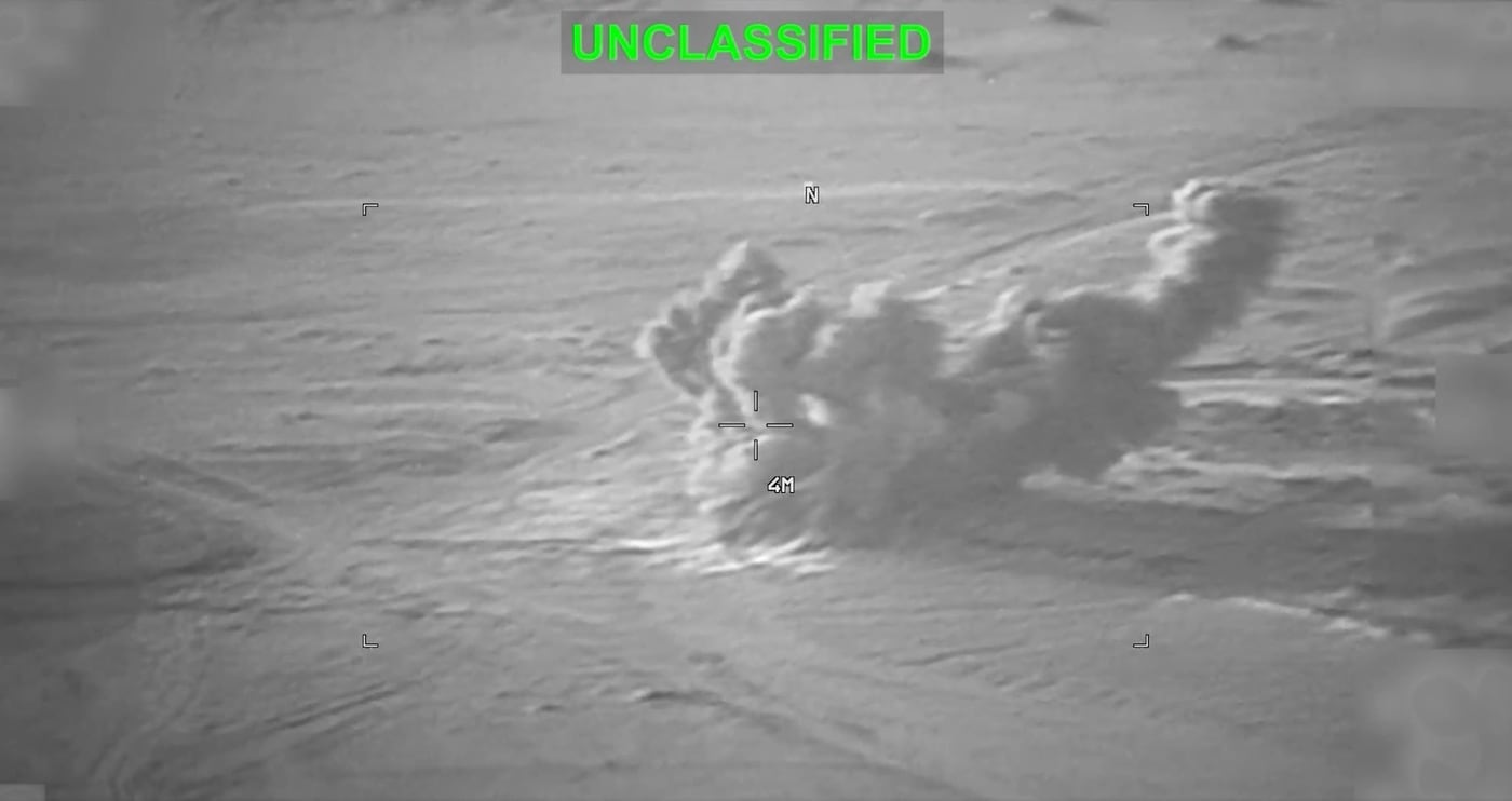 미군 중부사령부(CENTCOM)가 19일(현지시간) 공개한 이란 공습 영상에서 폭발과 함께 연기가 치솟고 있다. (출처=미 중부사령부 엑스(X) 계정) 2026.07.20.