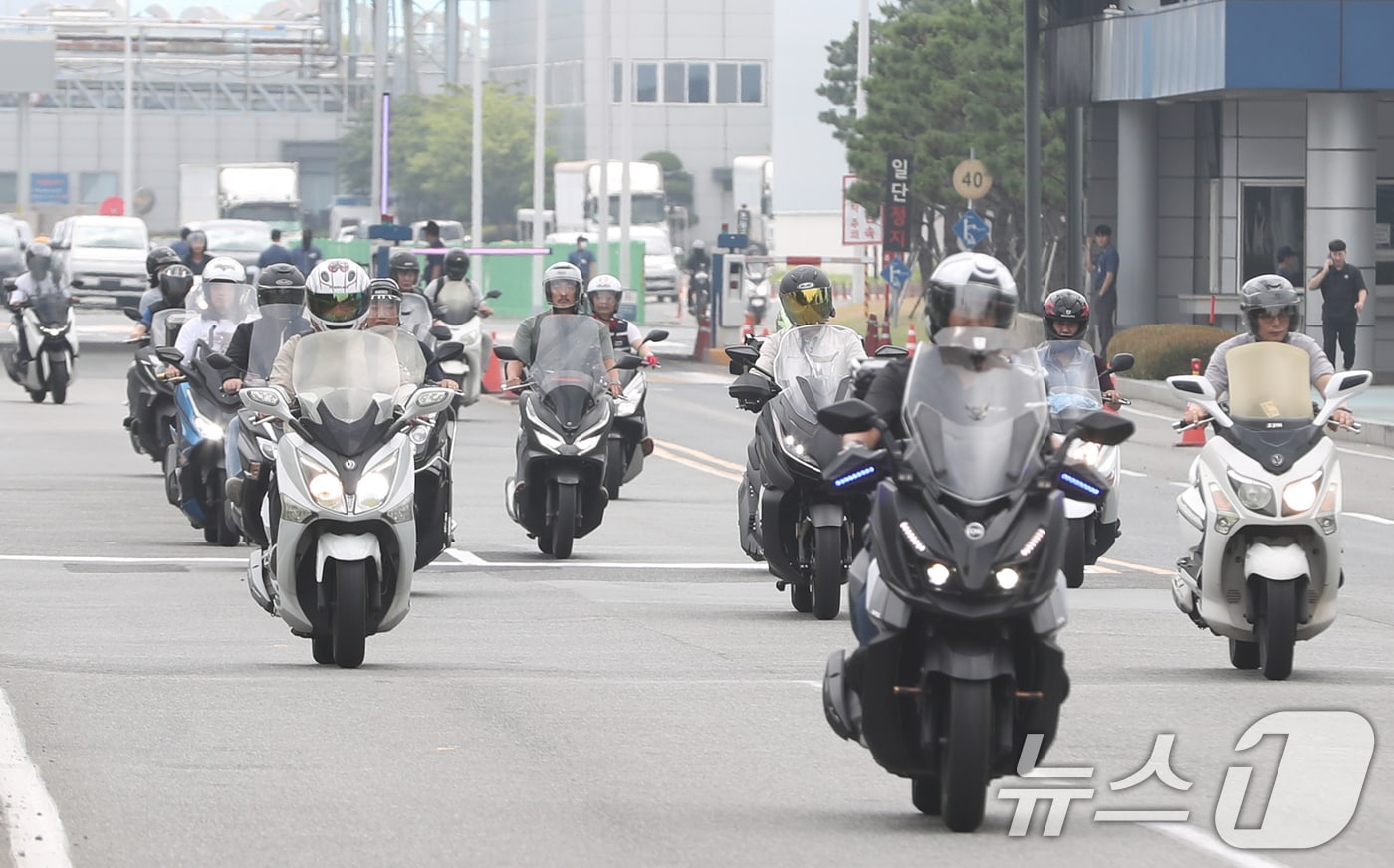20일 오전 현대자동차 울산공장 명촌정문에서 오전조 근로자들이 퇴근을 하고 있다. 2026.7.20 ⓒ 뉴스1 조민주 기자