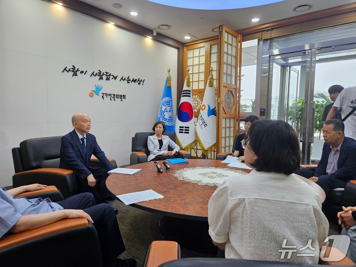 인권위원 6인, 인권위원장에 항의서한...'尹 방어권 보장 폐기' 촉구 - 뉴스 썸네일 이미지
