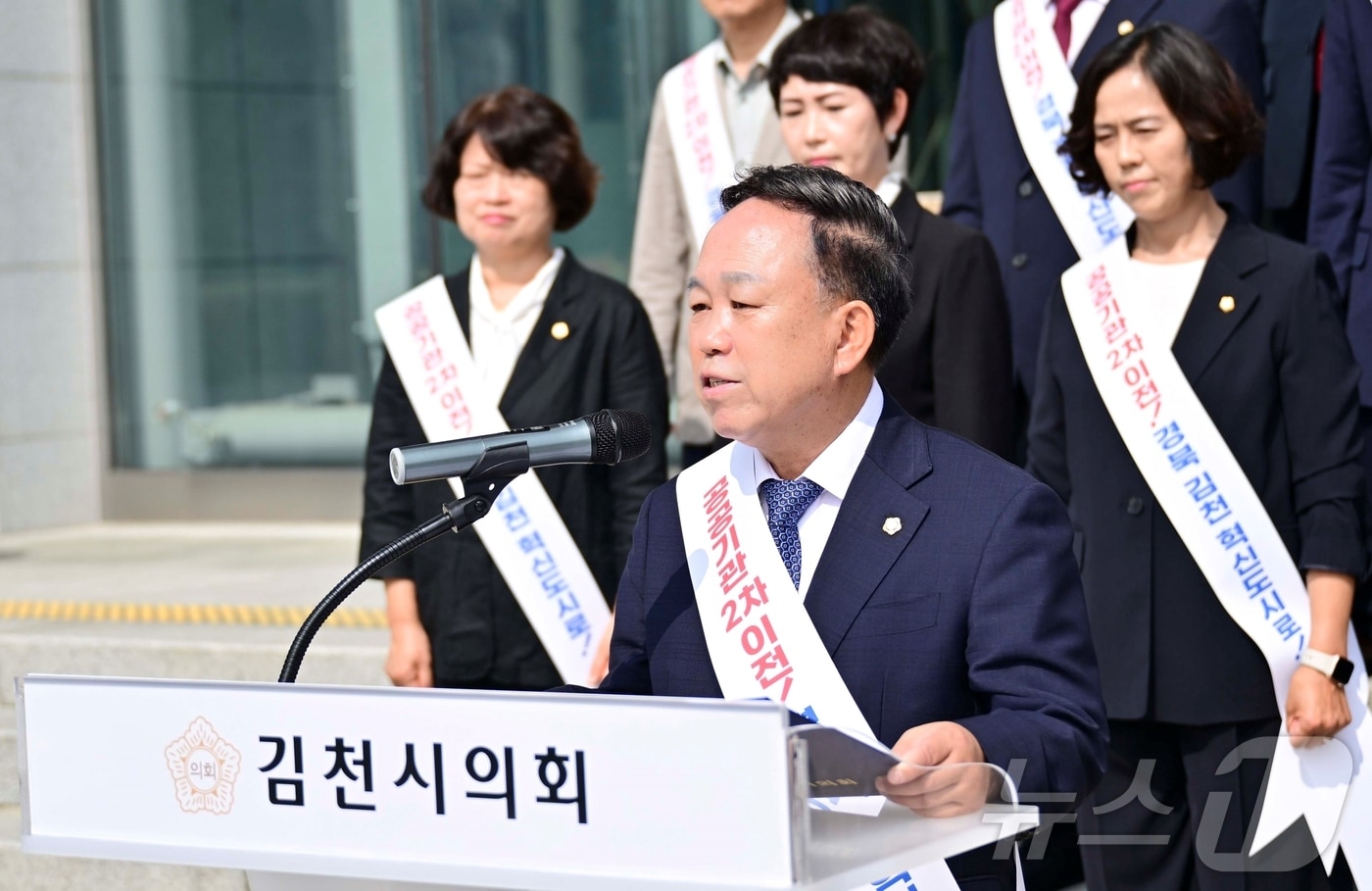 오세길 김천시의장이 20일 시의회 앞에서 2차 공공기관 김천 유치를 촉구하는 성명서를 발표하고 있다. (김천시의회 제공. 재판매 및 DB금지) ⓒ 뉴스1 정우용 기자